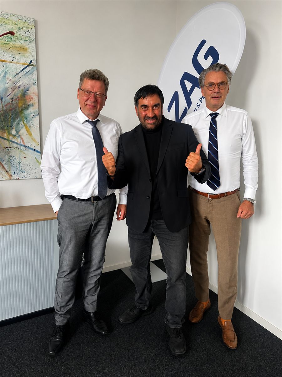 Frank-Uwe Kautz, Ricardo Savia und Dr. Eckart Gaude vor dem ZAG-Aufsteller
