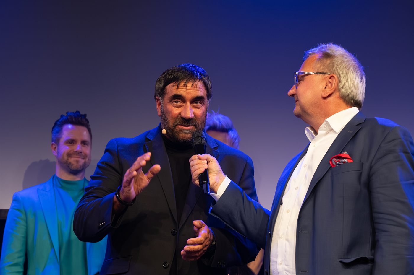 Ricardo moderiert das Programm des Abends auf der Bühne