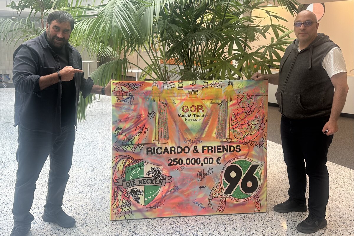 BSG AOK Hannover bei Ricardo & Friends — zwei Unterstützer präsentieren das Kunstwerk zur Spendensumme von 250.000 Euro