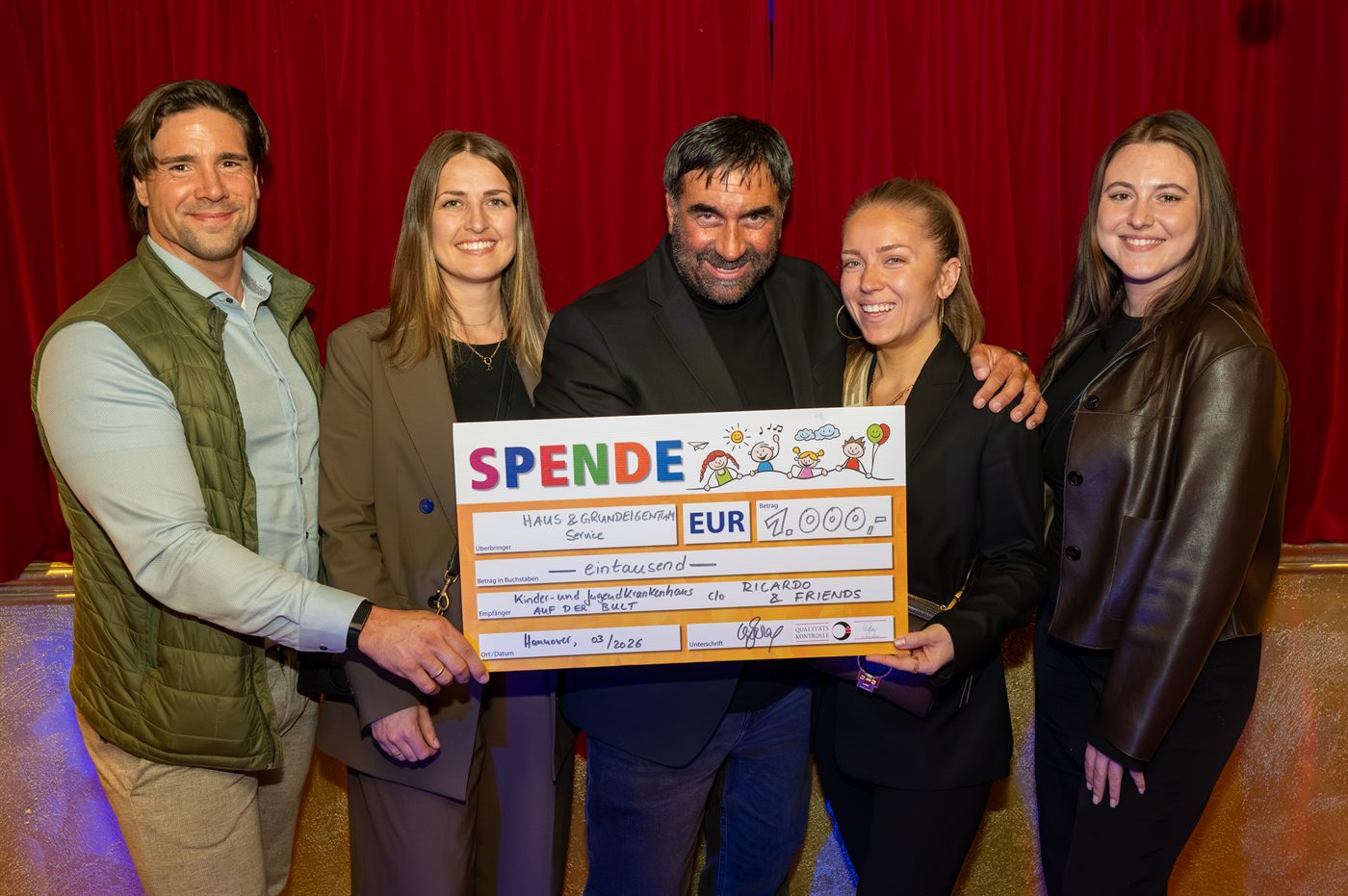 Haus & Grundeigentum Service übergibt einen Spendenscheck über 1.000 € an Ricardo & Friends